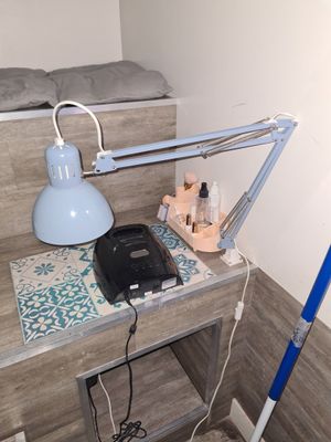 une lampe posée sur une table dans un coin de la pièce