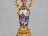une image représentant un vase posé sur un socle et orné d'une peinture