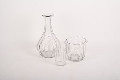 deux vases en verre posés l'un à côté de l'autre sur une surface blanche