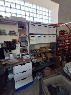 une pièce remplie de désordre et d'outils