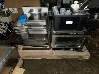 une pile d'appareils électroménagers posée sur une palette