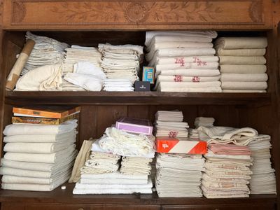 une armoire sur laquelle sont empilées de nombreuses serviettes pliées
