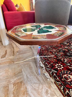 une table sur laquelle est posée une fleur, au milieu d'un salon