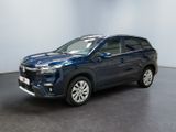 un SUV bleu garé dans une pièce au sol noir