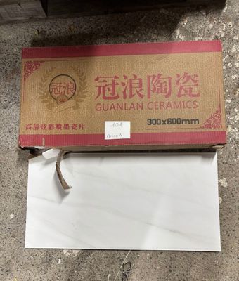 une boîte de thé chinois ouverte est posée par terre