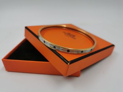 un gros plan sur un bracelet dans une boîte posée sur une table