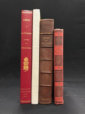 trois livres sont empilés les uns sur les autres sur une surface noire