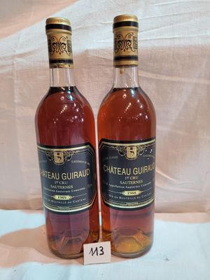 deux bouteilles de vin posées sur une table