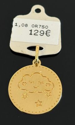 un gros plan d'une pièce d'or à laquelle est attachée une étiquette