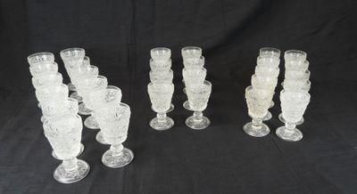 six verres à pied en verre transparent sont alignés sur un fond noir