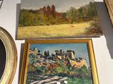 un tableau représentant un château sur une colline et un tableau représentant un château sur une colline