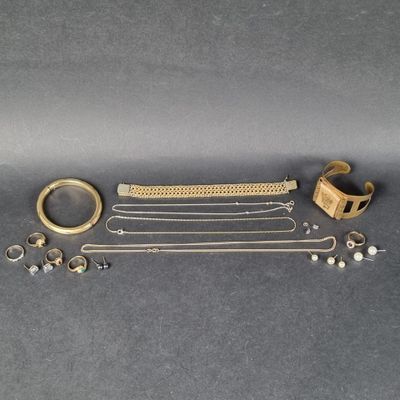 une collection de bijoux en or comprenant des bagues, des bracelets et des anneaux