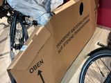 un vélo avec un coffre à l'arrière