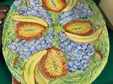 une assiette posée sur une table, sur laquelle se trouvent des fruits