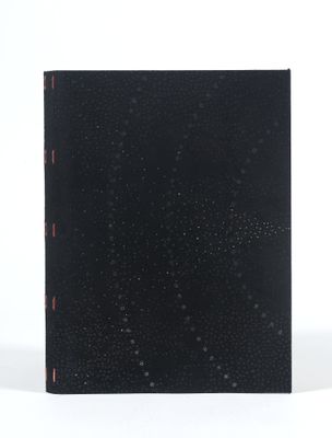 un gros plan sur un livre noir parsemé de points