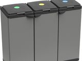 trois poubelles grises avec trois couvercles de couleurs différentes