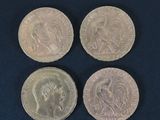 quatre types différents de pièces d'argent sur un fond bleu