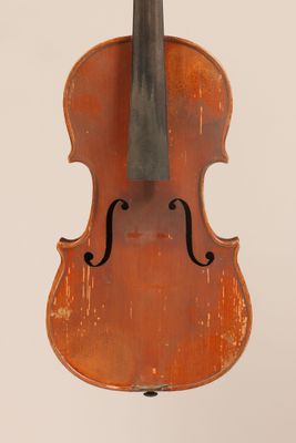 un vieux violon avec un archet accroché à son dos