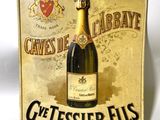 une affiche sur laquelle figure une bouteille de champagne