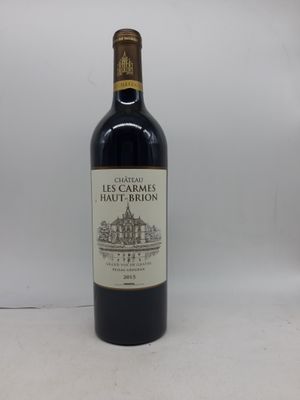 la bouteille de vin est posée sur une surface blanche