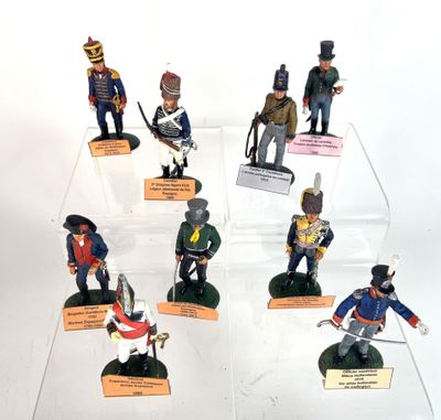 de nombreux petits soldats exposés dans une vitrine