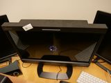 un bureau sur lequel se trouvent trois écrans et un clavier