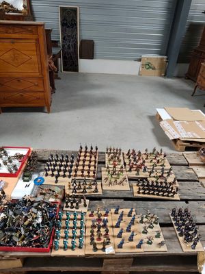 beaucoup de petits soldats posés sur une palette dans une pièce