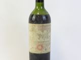 une bouteille de vin posée sur une table