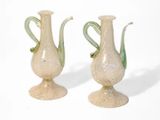 deux vases posés l'un à côté de l'autre sur une table