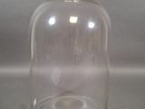 une cloche en verre avec un couvercle transparent posée sur une table
