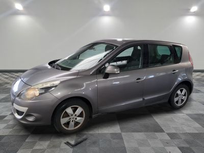 la photo d'une voiture argentée garée dans un garage