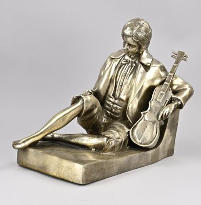 statue en bronze représentant un homme assis sur un banc avec une guitare