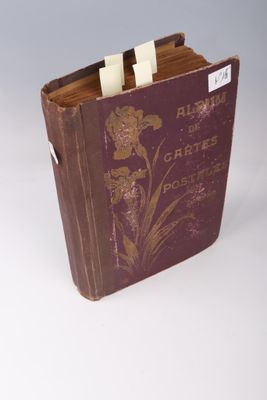 un vieux livre posé sur une table blanche à côté d'une tasse de café