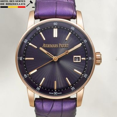 un gros plan d'une montre violette sur fond blanc