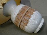 un vase blanc orné d'une bande marron