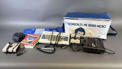 un sac contenant du matériel électronique posé sur une table