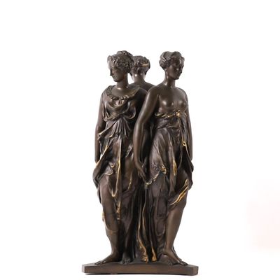statue en bronze représentant deux femmes debout l'une à côté de l'autre sur une surface blanche