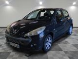 la photo d'une voiture noire garée dans un garage