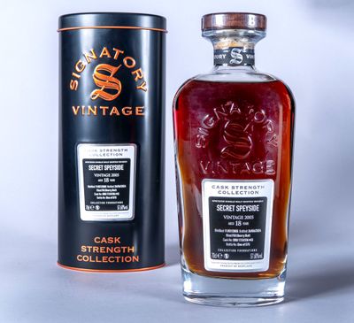 une bouteille de whisky posée à côté d'un bidon de whisky