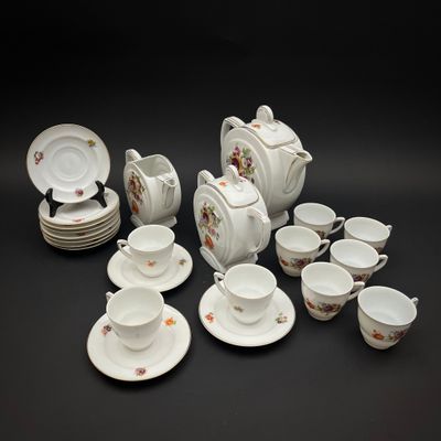 de nombreux types de tasses à thé et de soucoupes sur la table