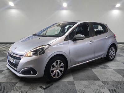 la petite voiture argentée est garée dans la pièce au sol en damier
