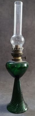une lampe en verre vert posée sur une table
