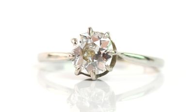 gros plan d'une bague en diamant sur une surface blanche
