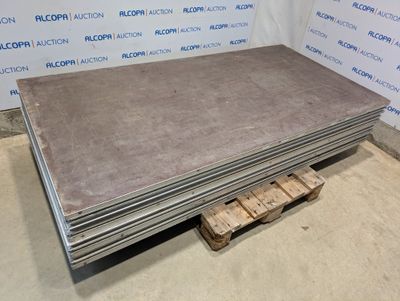 une pile de tôles posée sur une palette