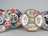 trois assiettes à motifs différents posées sur une table