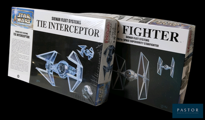 Deux boîtes de jouets Star Wars sont posées côte à côte sur un fond noir