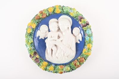 une assiette bleue et blanche sur laquelle est représenté un ange