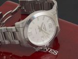 une montre posée sur une boîte rouge