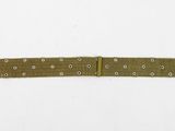 une image montrant un gros plan d'une ceinture posée sur une surface blanche