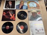 une boîte en carton sur laquelle figurent divers disques